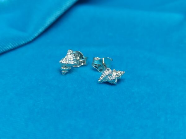 Pendientes caracola de plata pequeños a presión - Image 4
