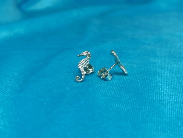 Pendientes caballito de mar pequeño de plata (a presión)