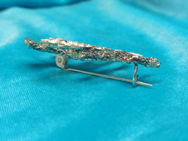 Broche de coral con caballito de mar de plata - Image 3