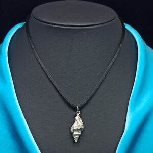 Colgante caracola alargada de plata