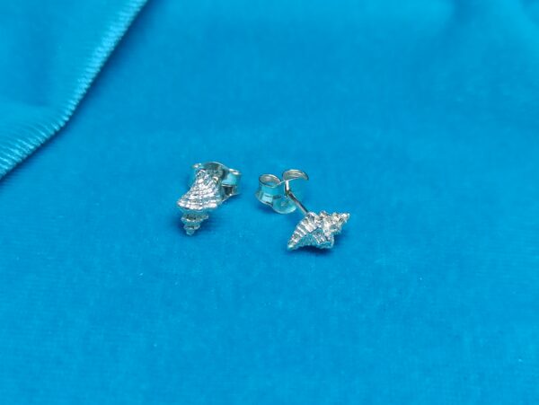 Pendientes caracola de plata pequeños a presión - Image 3