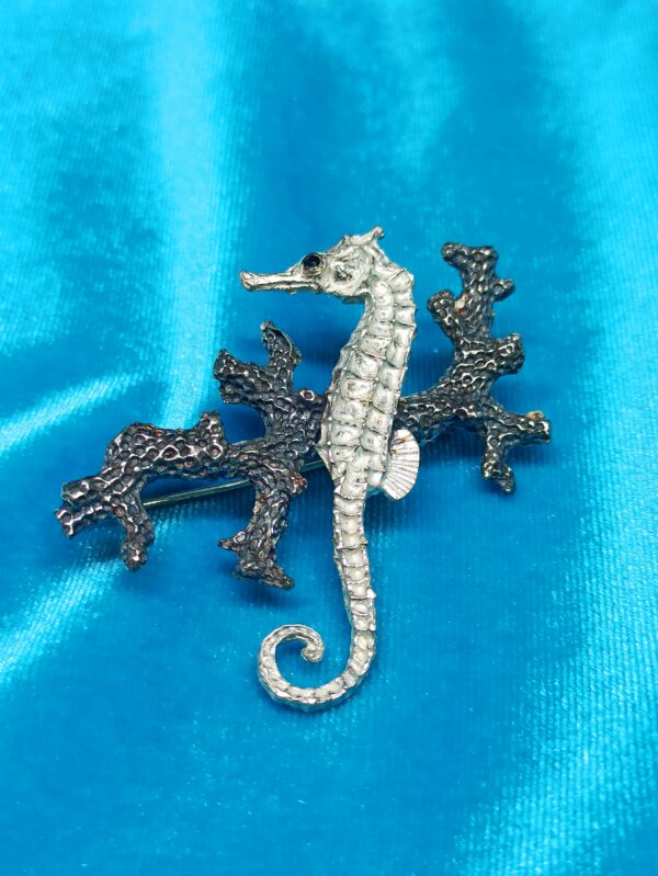 Broche de coral con caballito de mar de plata