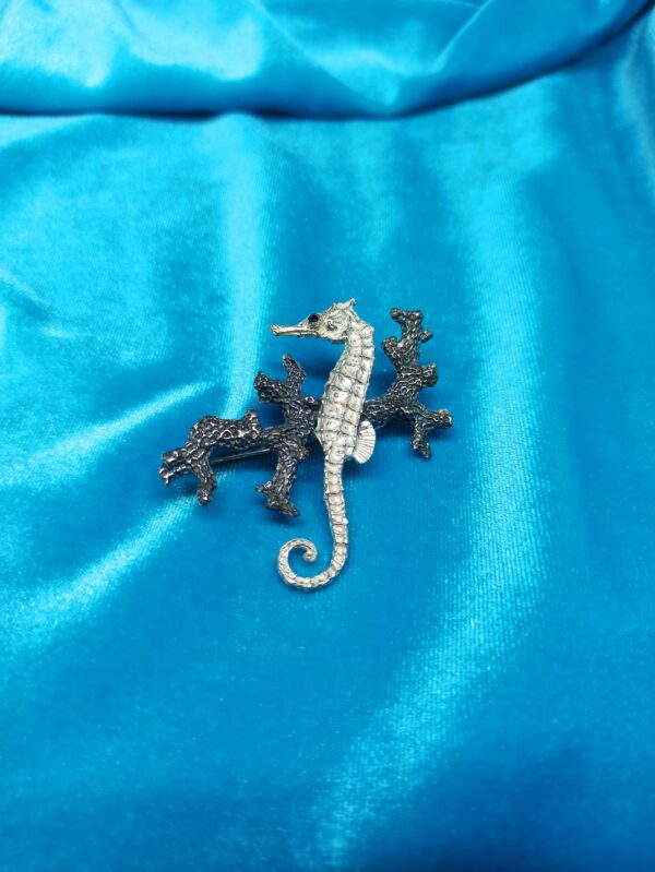 Broche de coral con caballito de mar de plata - Image 2